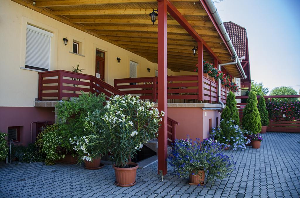 Arany Patkó Panzió Hotel Debrecen Exterior foto