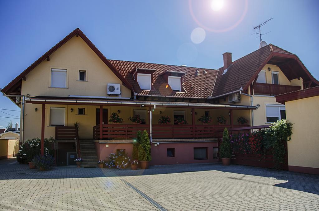 Arany Patkó Panzió Hotel Debrecen Exterior foto
